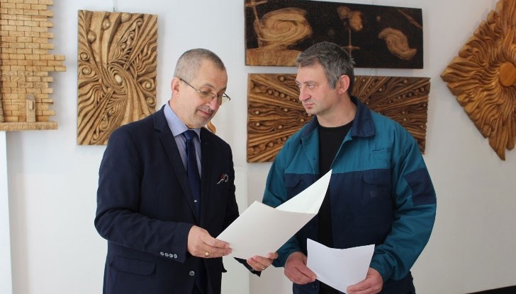 Любомир Христов е подарил едно от произведенията си на областна администрация Русе