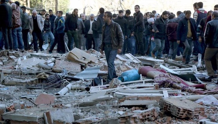 Атаката е била извършена през тунел, прокопан под сградата на полицията