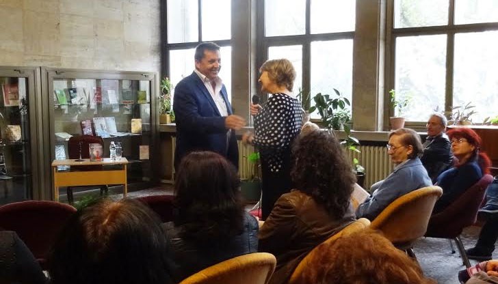Писателят беше гост на Регионална библиотека, за да представи своята книга