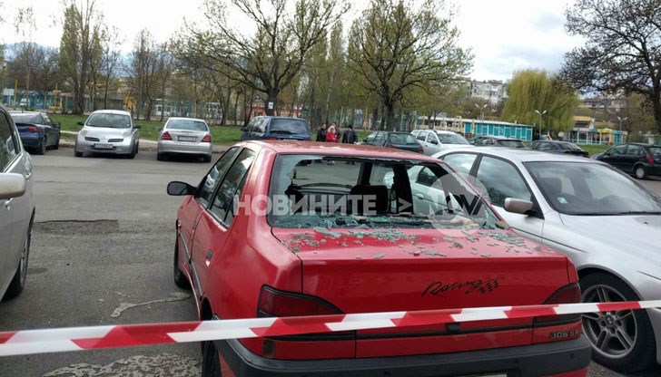 Парче мазилка падна върху паркирани коли пред блок в столицата