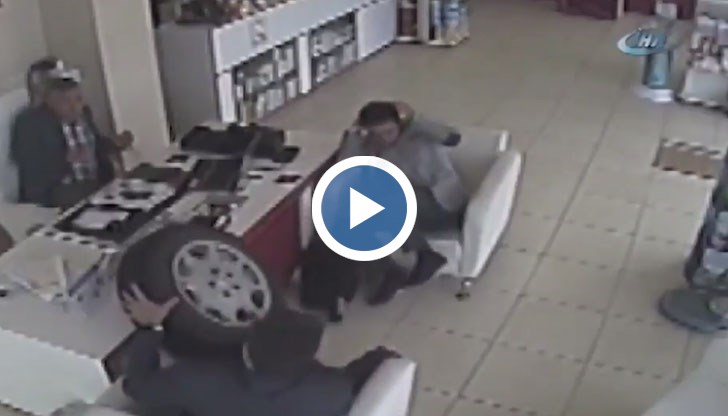 Автомобилната гума се стовари върху главите на двама мъже