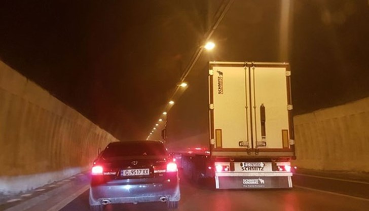 Паднали са кабели и мазилка, закачени от извънгабаритен камион