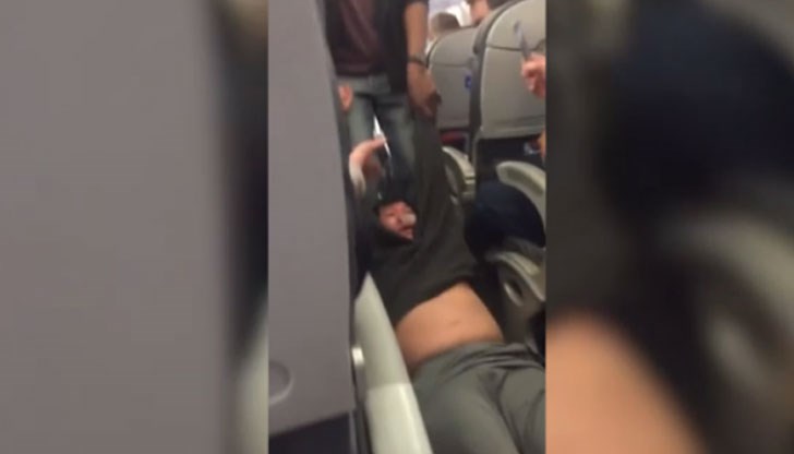 Пътник беше извлечен от препълнен самолет, въпреки че е имал билет за полета