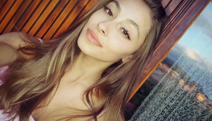 Андреана изпълни песента "Вървят ли двама"