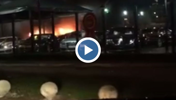 Неустановен брой коли са пламнали в голяма автокъща на бул. „Г.М. Димитров”