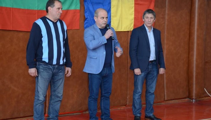 В надпреварата участват състезатели от Румъния и Молдова, както и от 30 български клуба
