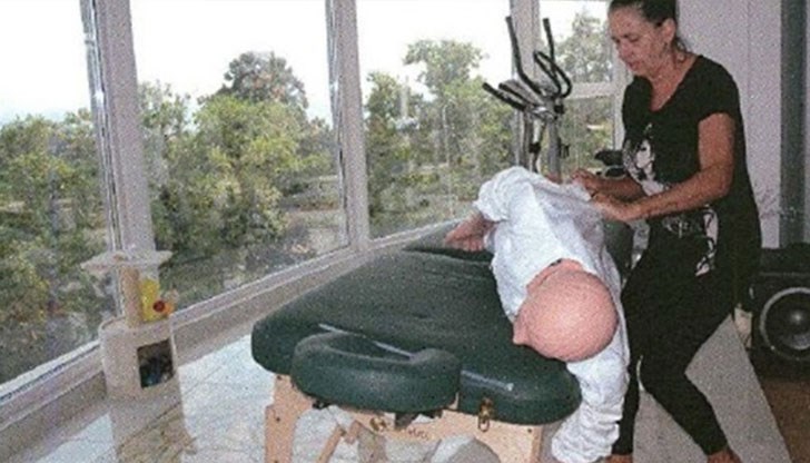 От кадрите във видеофайла ясно се вижда, че Анита не само не може да стяга свински опашки, но не може да помръдне Николай От кадрите във видеофайла ясно се вижда, че Анита не само не може да стяга свински опашки, но не може да помръдне Николай