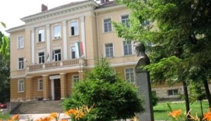 По данни на полицията тя е контактна и се оплаква, че има болки в гърба и крайниците