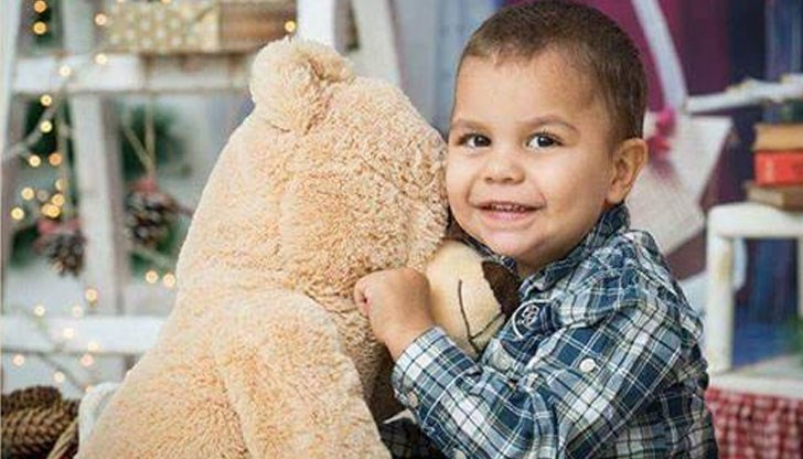 Момченцето страда от аутизъм и се нуждае от всекидневни процедури, които са непосилни за родителите му