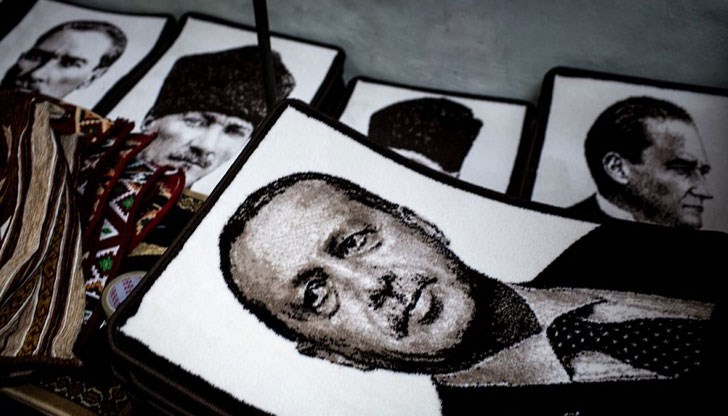 Ердоган разчита на турците, които са против реформите на Кемал Ататюрк Ердоган разчита на турците, които са против реформите на Кемал Ататюрк