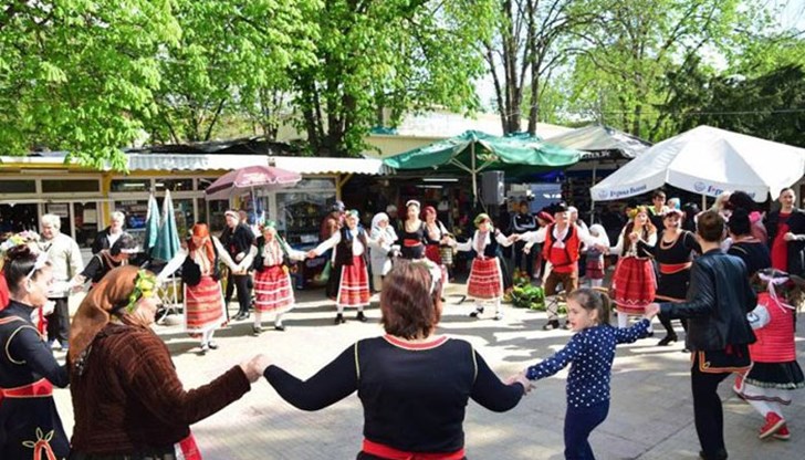 Много песни и танци радваха русенци посетили централния пазар на Лазаровден