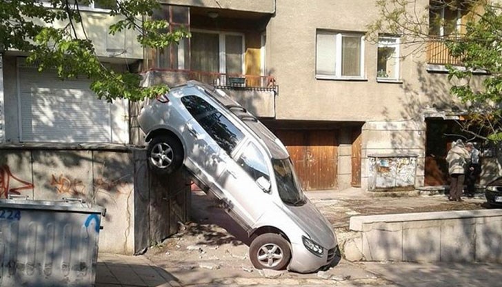 Шофьор с БМВ блъска няколко коли на паркинг и изчезва с мръсна газ