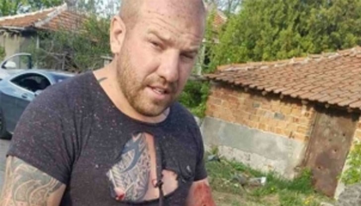 Ловецът на бежанци публикува снимка, на която е с разкъсана тениска и рани по ръцете