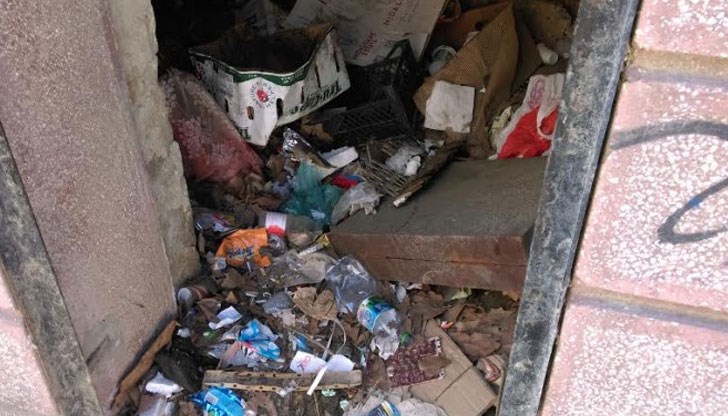 Изпотрошени плочки, зейнали дупки и липсващи решетки са само част от проблемите на морския ни град