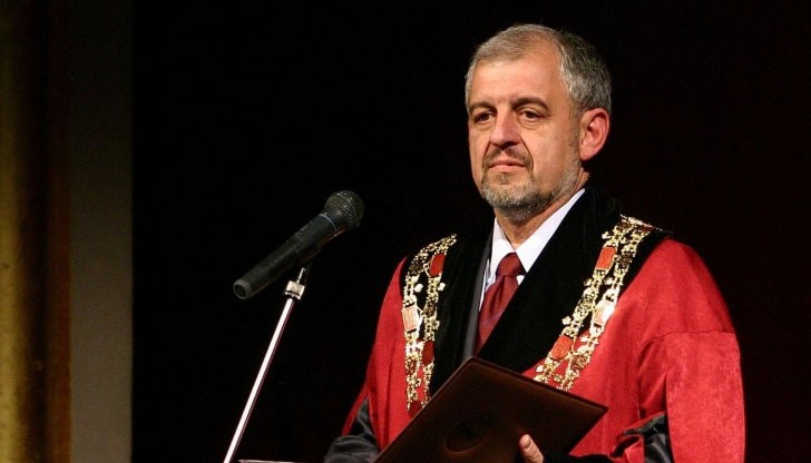 Ще подпиша всяка диплома на випуск 2009, която ми донесат, заяви проф. Иван Илчев Ще подпиша всяка диплома на випуск 2009, която ми донесат, заяви проф. Иван Илчев