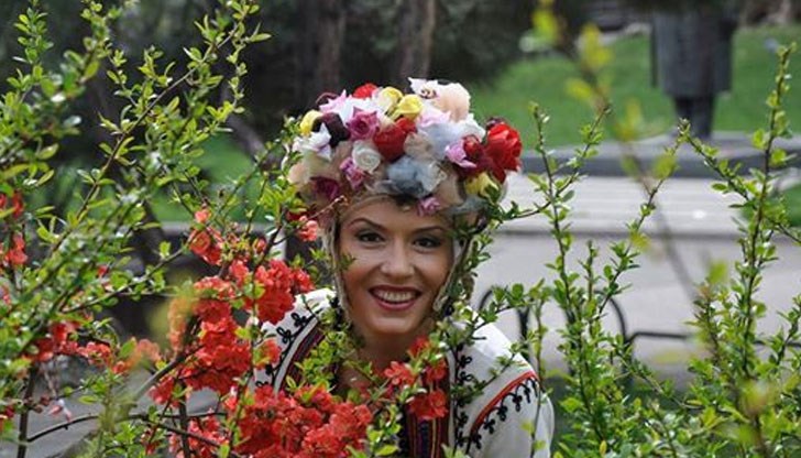 Нека вълшебният аромат на цветята ни води по пътя на щастието и изобилието Нека вълшебният аромат на цветята ни води по пътя на щастието и изобилието