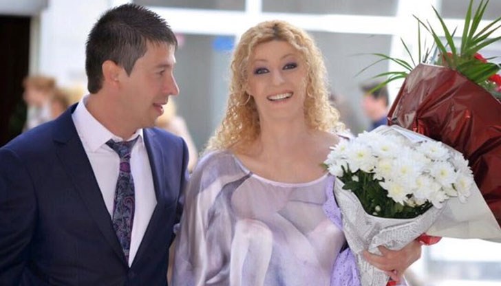 Доскорошната треньорка на националния ансамбъл по художествена гимнастика очаква второто си дете през юли