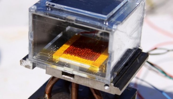 Устройството може да произведе 2,8 литра вода за 12 часа Устройството може да произведе 2,8 литра вода за 12 часа