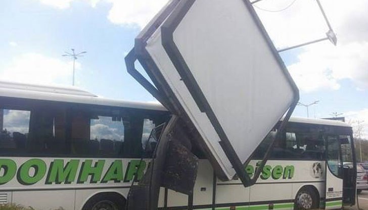 Шофьорка с джип се сблъска с автобус на кръговото на бургаското „Метро”