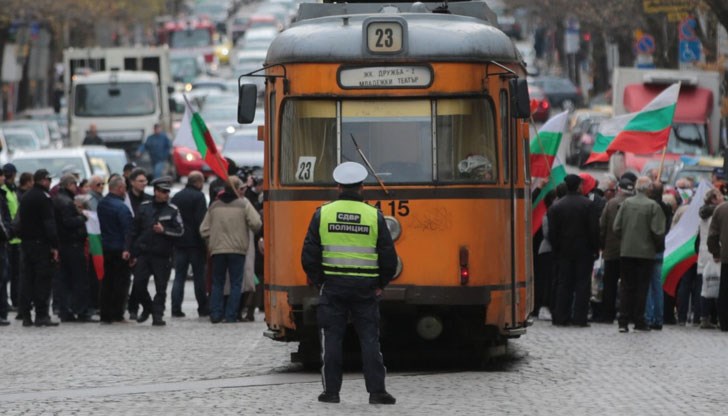 КЕВР бяха посрещнати на влизане в сградата със скандирания "Оставка" и "Душмани" КЕВР бяха посрещнати на влизане в сградата със скандирания "Оставка" и "Душмани"