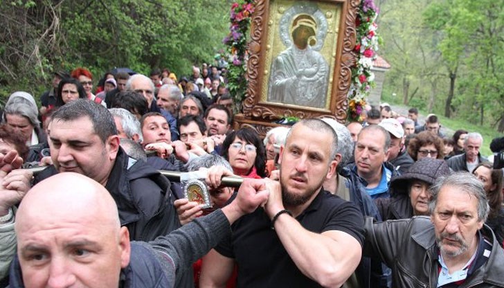 Традицията иконата да се изнася с литийно шествие датира от 1602 година