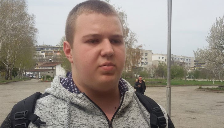 Единадесетокласникът Митко намери портмоне с пари, карти и документи и го върна!