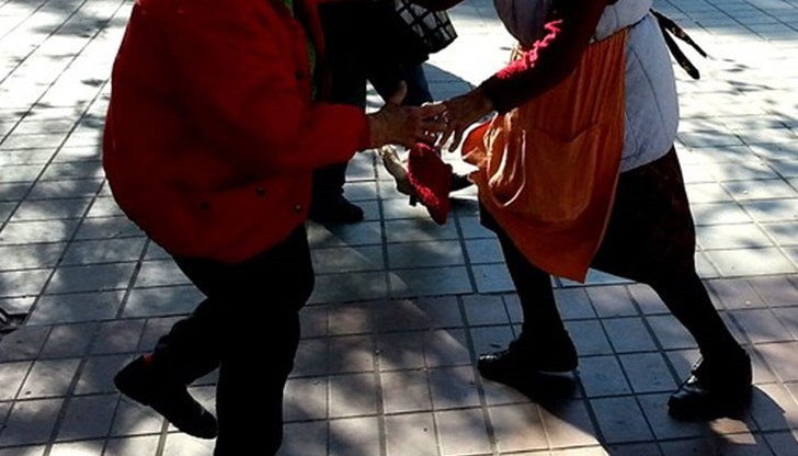 Бой с чехли, псувни и обиди пратиха в съда 70-годишна петричанка Бой с чехли, псувни и обиди пратиха в съда 70-годишна петричанка