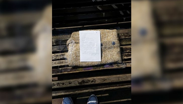 Непозната жена изплете елече и го остави на пейка за някой нуждаещ се човек