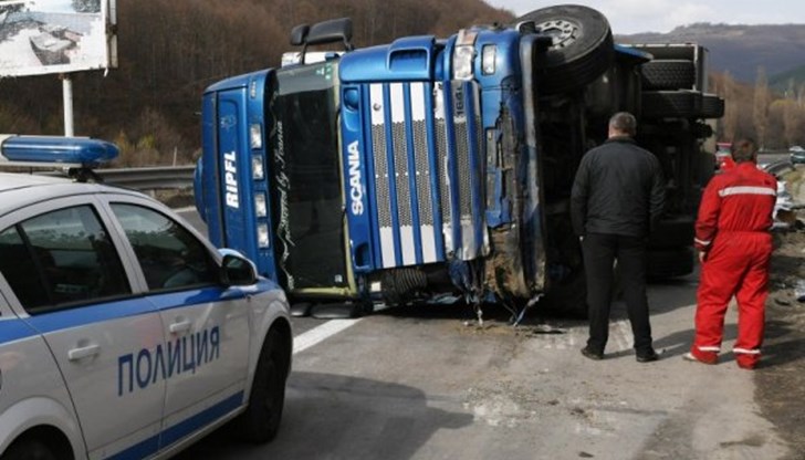ТИР с алкохол се обърна при Витиня