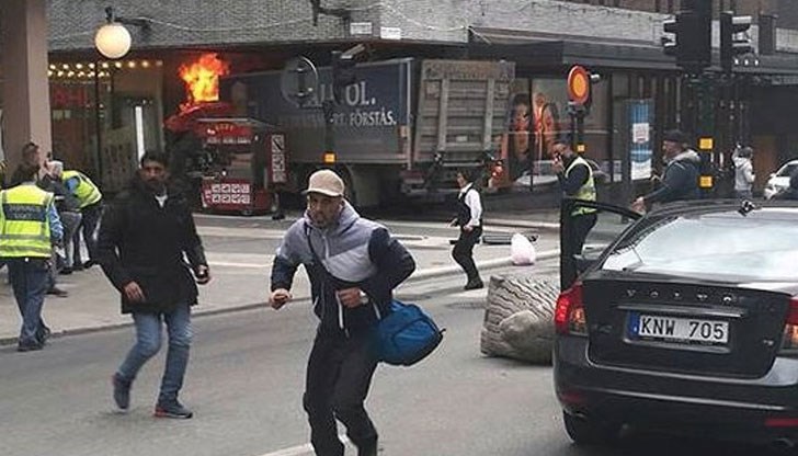 Жената работи в съседен магазин на този, в който се е врязал камионът Жената работи в съседен магазин на този, в който се е врязал камионът