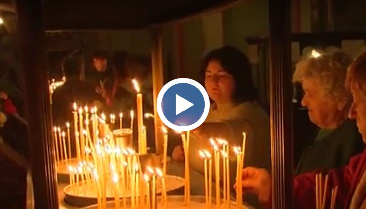 Стотици русенци се наредиха на опашка пред катедралния храм „Св. Троица”