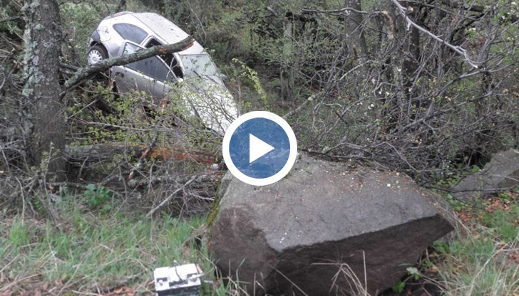 „Опел Корса” на ляв завой, излиза в дясно от пътя, чупи паметна плоча на загинал гард на НСО, удря се в скала, прави лупинг и пада на колелата си