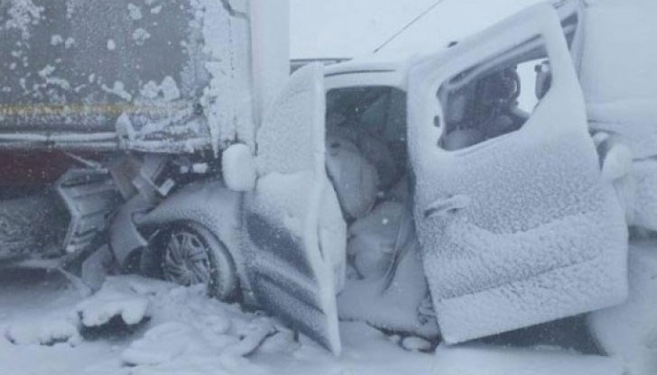 Ранени са 24 души при верижна катастрофа заради снежна буря