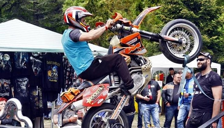 В програмата са предвидени рок групи на живо, стънт шоу, мотодраг, много игри с награди за присъстващите