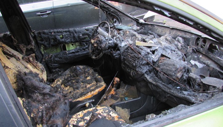 Автомобилът е пламнал тази нощ пред блок "Димитър Миладинов"