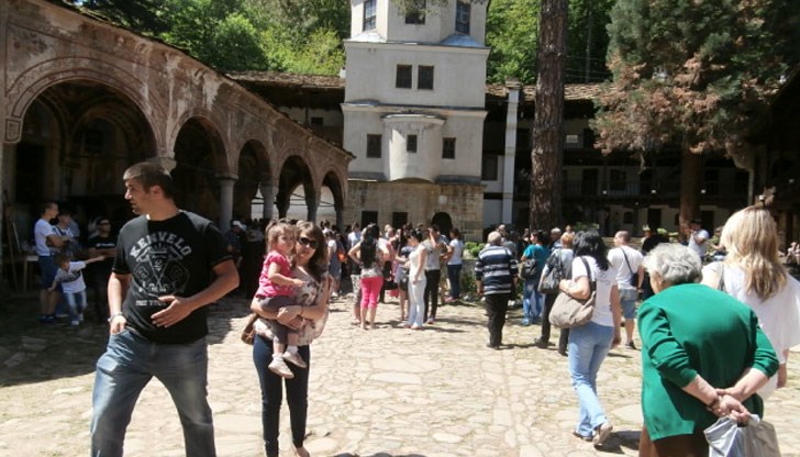 Иконата на Света Богородица Троеручища и гробът на патриарх Максим са чудотворни Иконата на Света Богородица Троеручища и гробът на патриарх Максим са чудотворни