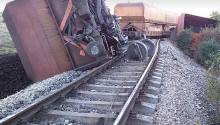 Влакът е преминавал по мост край западния град Петрошани, когато железопътният състав е дерайлирал / Снимката е илюстративна
