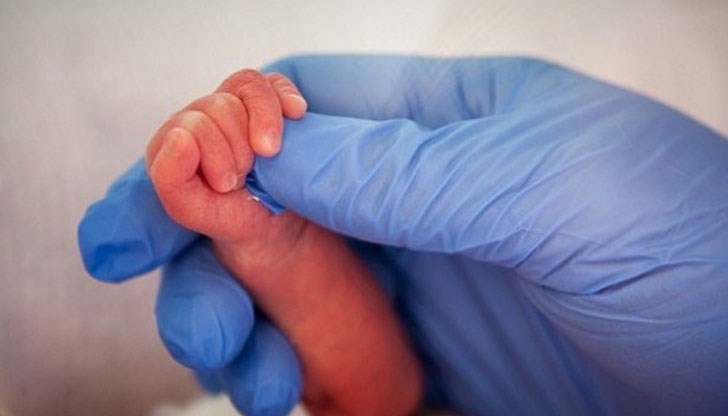 Поради преждевременното раждане, момченцето е с тежка степен незрялост и недоносеност и неефективно собствено дишане