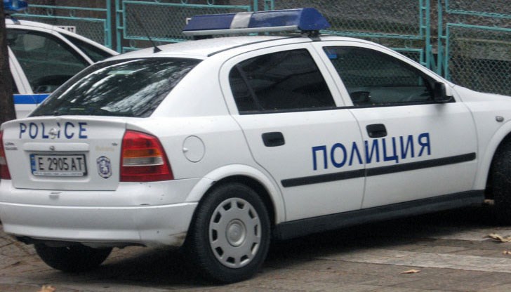 В момента полицаи правят оглед на площадката, където е станала стрелбата В момента полицаи правят оглед на площадката, където е станала стрелбата