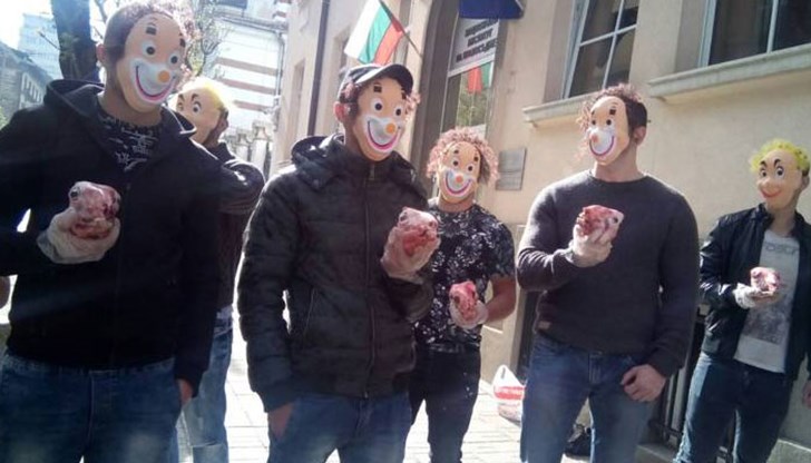Около 10-тина момчета с усмихнати маски окупираха входа на сградата на Висшия съдебен съвет