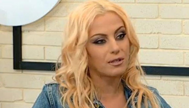 Въпреки това тя намери сили да излезе на сцената Въпреки това тя намери сили да излезе на сцената