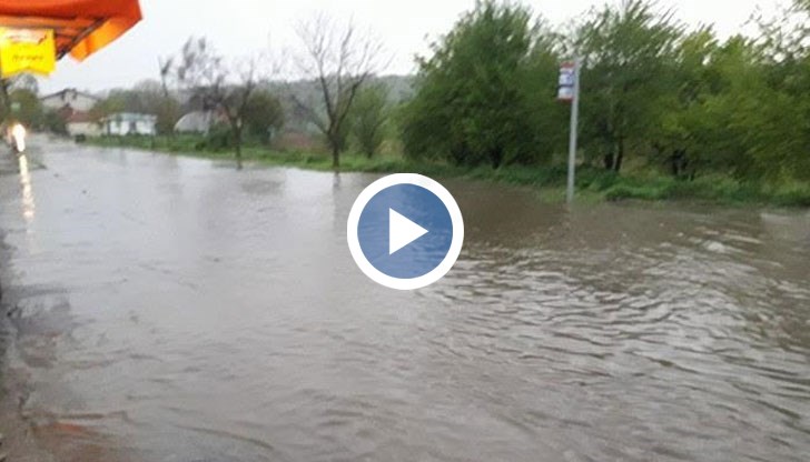 Наводнена улица в началото на квартал Средна кула