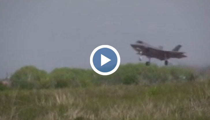 Най-модерният американски самолет кацна у нас