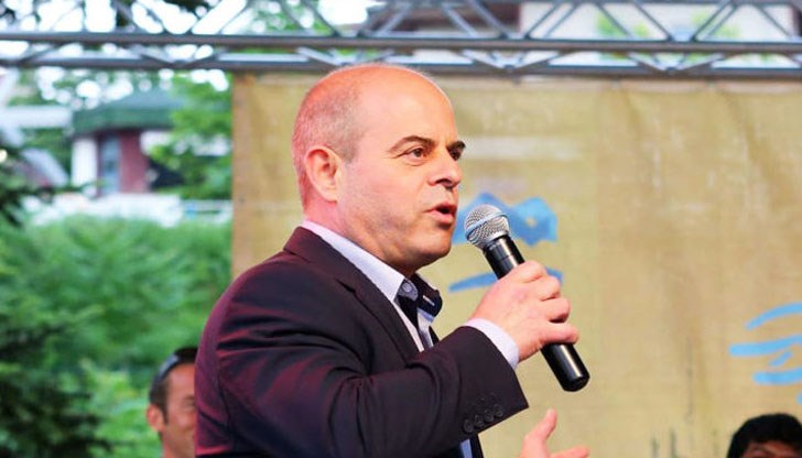 Желая на Вас и Вашите семейства здраве и дни, изпълнени с благоденствие