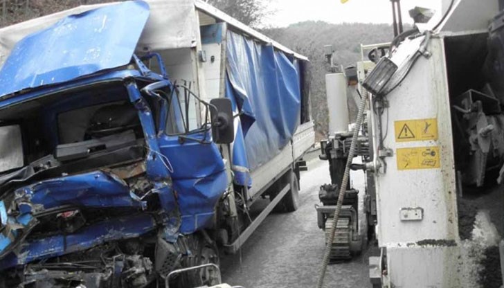 ТИР и пикап са се ударили челно / Снимката е илюстративна ТИР и пикап са се ударили челно / Снимката е илюстративна