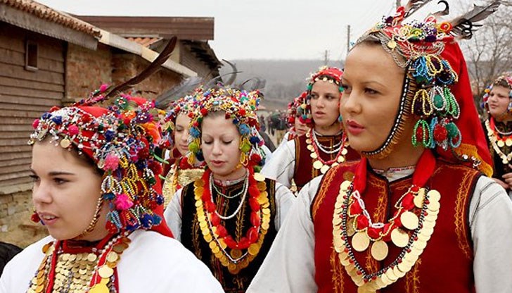 На този ден се изпълняват обичаят лазаруване и поминалните обреди На този ден се изпълняват обичаят лазаруване и поминалните обреди