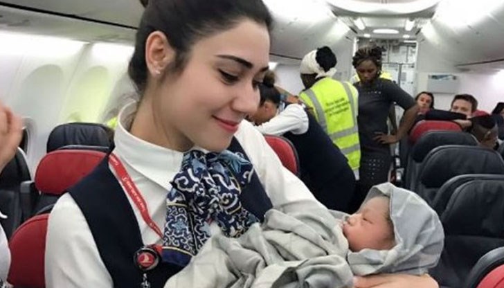 Стюардеси изродиха бебето на 14 000 метра над земята
