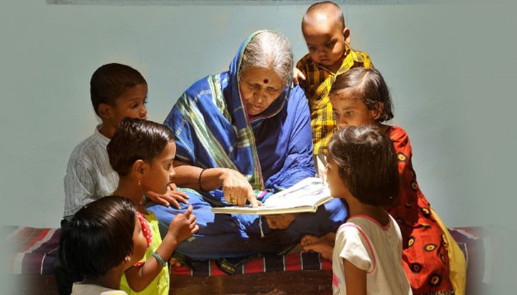 Многодетната майка е щастлива, но в очите й се крие много болка Многодетната майка е щастлива, но в очите й се крие много болка