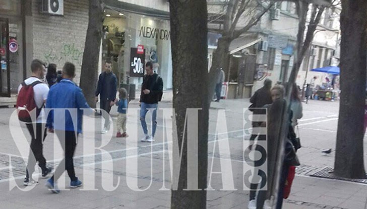 В центъра на Благоевград жена кара невръстната си малка дъщеря да проси пари