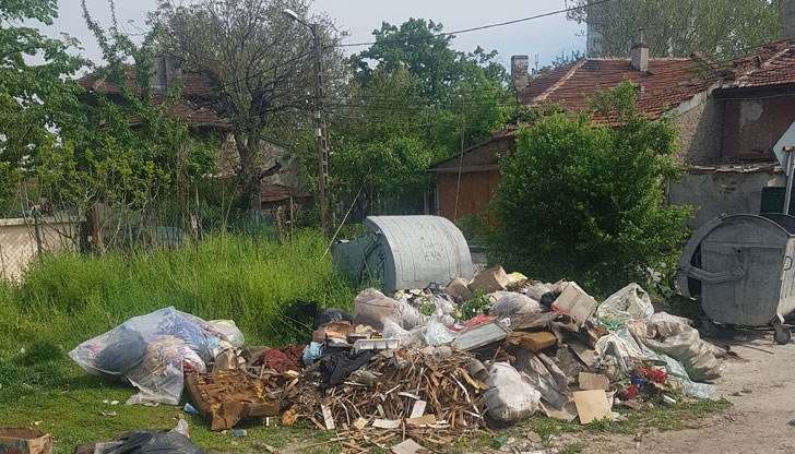 3-ти ден улица "Черни връх" в Русе е зарината от отпадъци